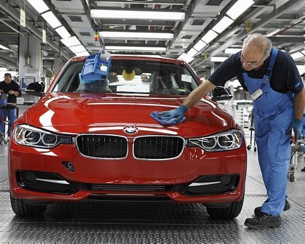 Für die Produktion des BMW 3er wurde das alte, zu niedrige Karosseriebaugebäude demontiert und eine komplett neue Fertigungshalle errichtet.